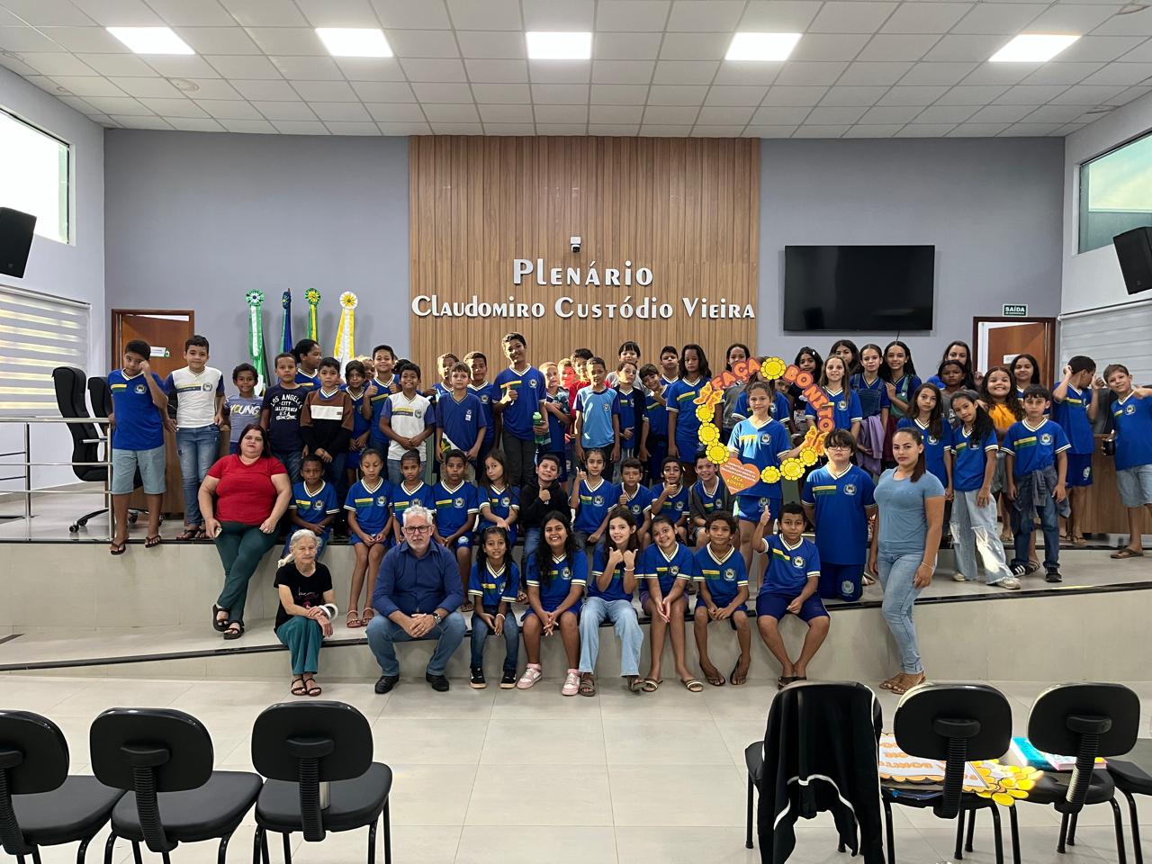 Alunos da Escola Municipal Professor Dimas visitam a Câmara de Colniza e realizam campanha de conscientização sobre o Maio Laranja
